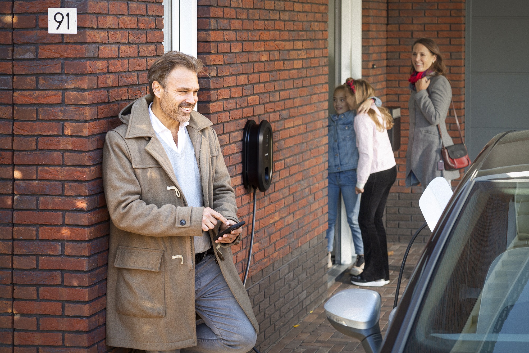 een man gebruikt Ratio EV Charging app