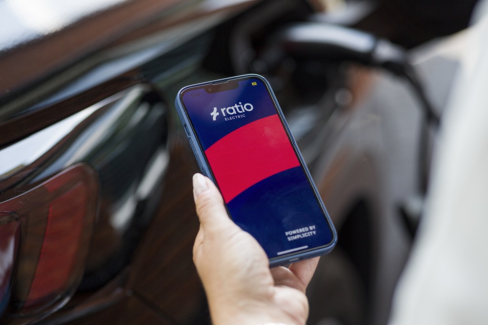 Smartphone met Ratio EV Charging app